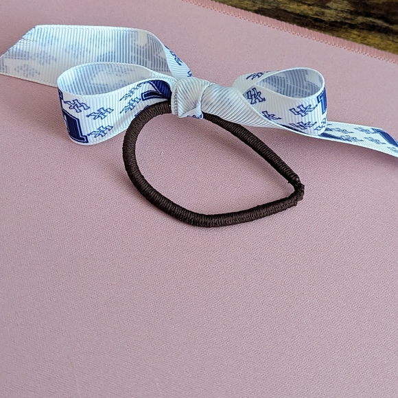 2 for $4 Item: UK Kentucky Wildcats Hair Bow Elastic New! - Picture 2 of 3